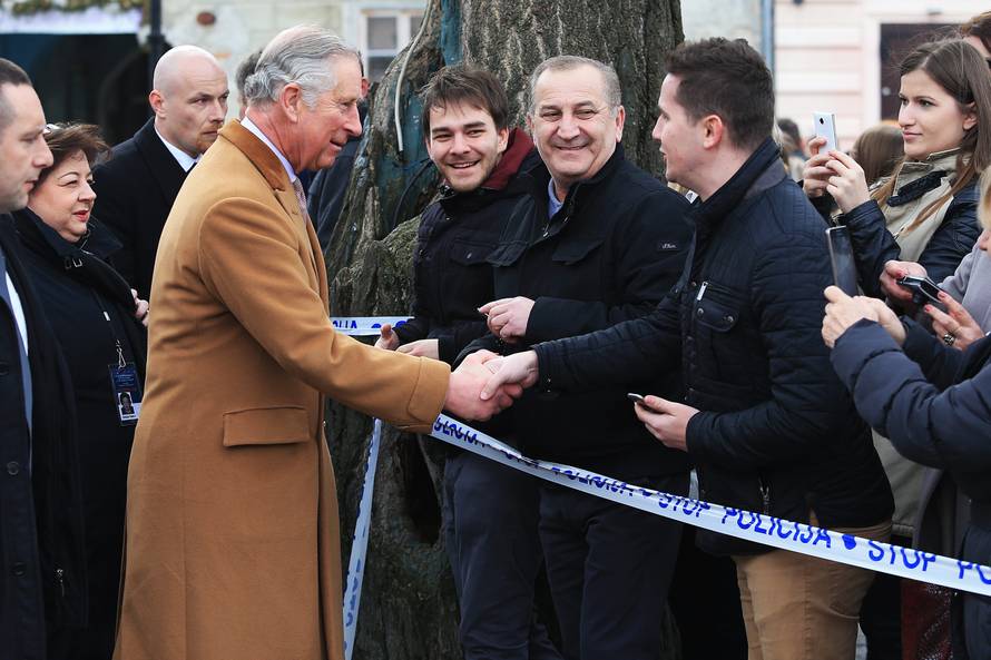 Charles i Camilla u Osijeku: Na trgu ih je dočekalo 2000 ljudi