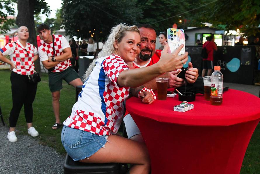 Bjelovar: Zaprešić Boysi zagrijavaju navijačku atmosferu  uoči utakmice Hrvatska - Engleska