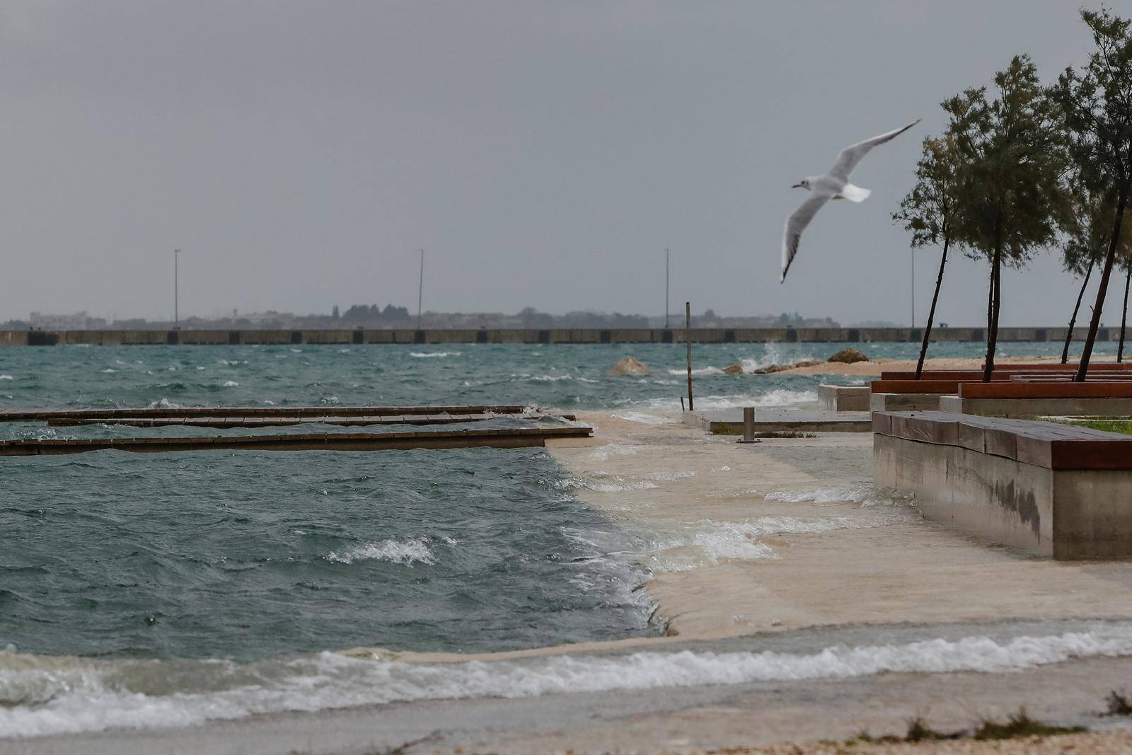 Zadar: Zbog nevremena, juga i kiše podignula se razina mora