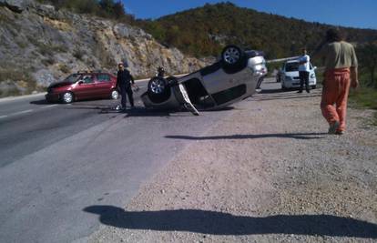 Astra od siline udarca završila na krovu, ozlijeđeno troje ljudi