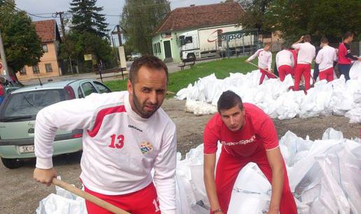 Segesta pomaže: Gradili nasip kraj Siska pa otišli na trening