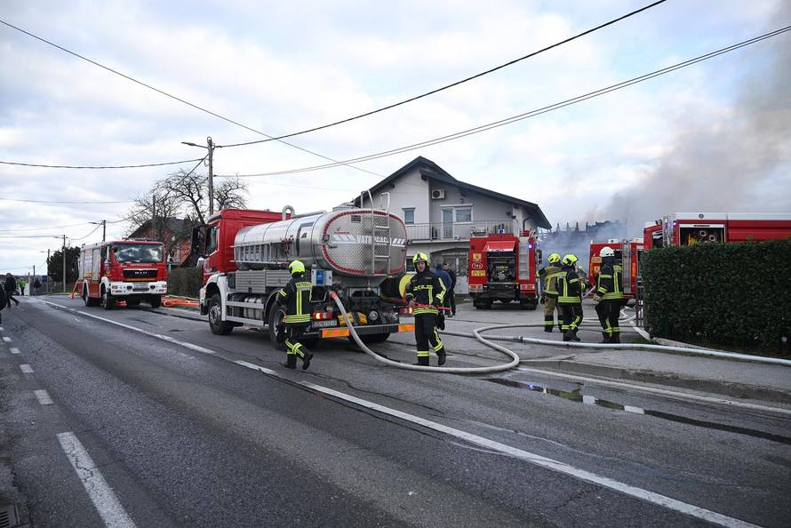 Zagreb: U skladištu guma u Zagrebačkoj ulici u Sesvetama izbio je požar