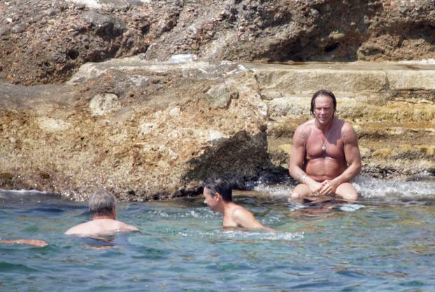 ARHIVA - 2009. Dubrovnik: Mickey Rourke se kupao u društvu tajanstvene crnke
