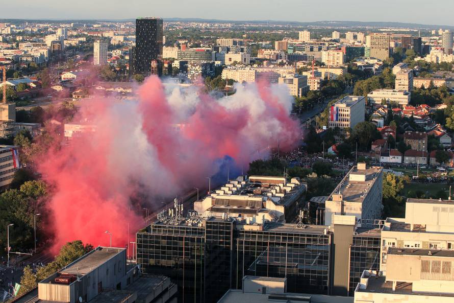 Zagreb: Vojni mimohod završio uz veličanstveni pirotehnički šou 