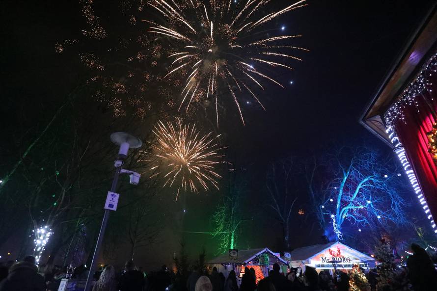 Karlovčani na Promenadi uz vatromet dočekali Novu 2022. godinu