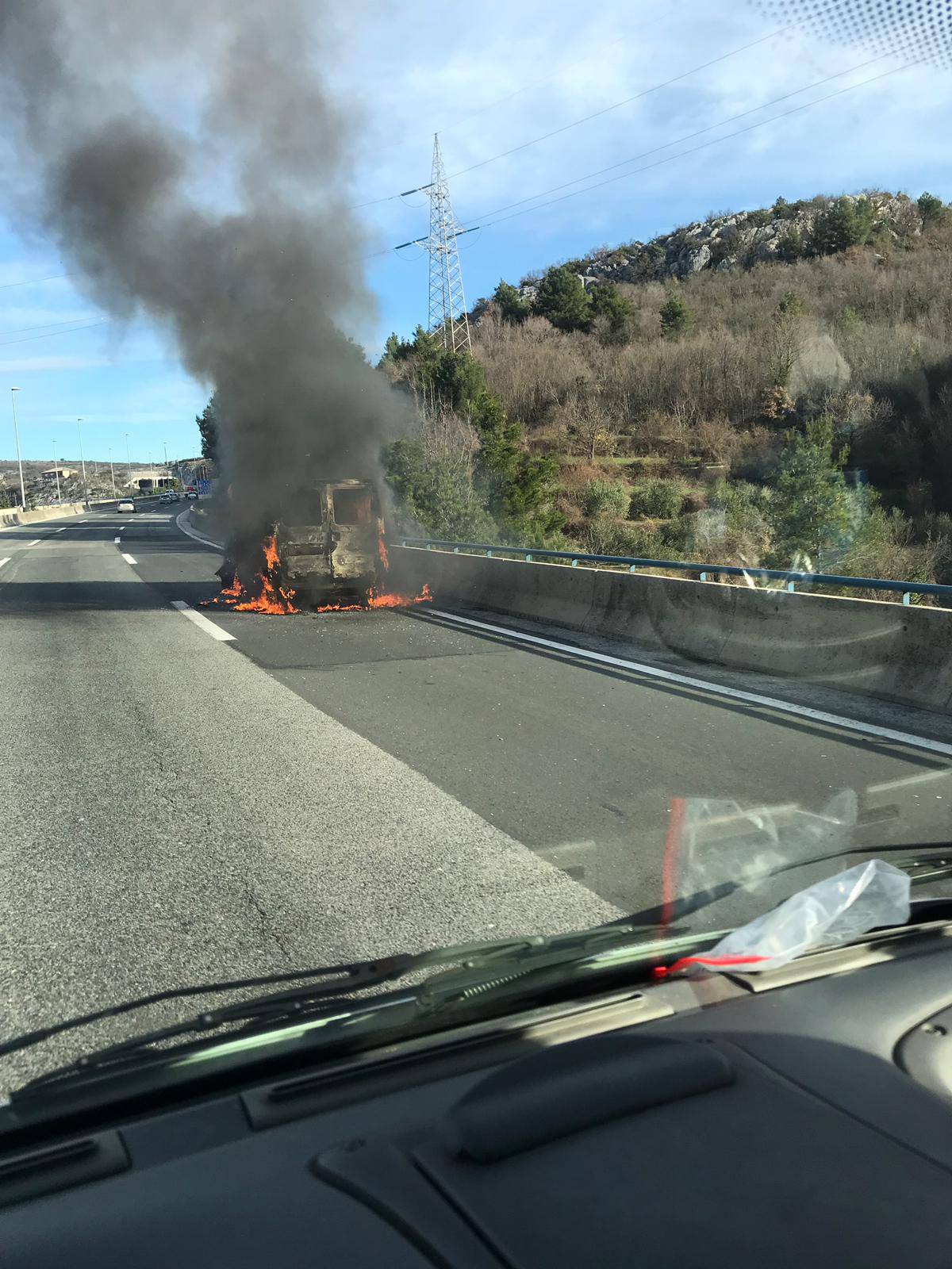 Zapalio se kombi na brzoj cesti kod Solina: Vozi se otežano