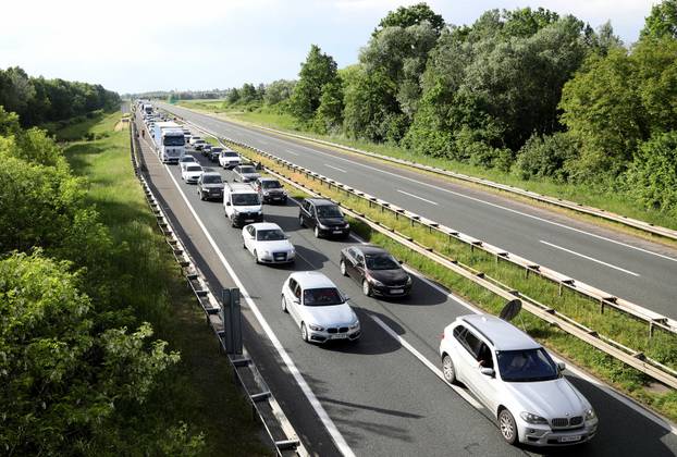 Gužva na autocesti A3 zbog prometne nesreće u kojoj je poginulo nekoliko osoba