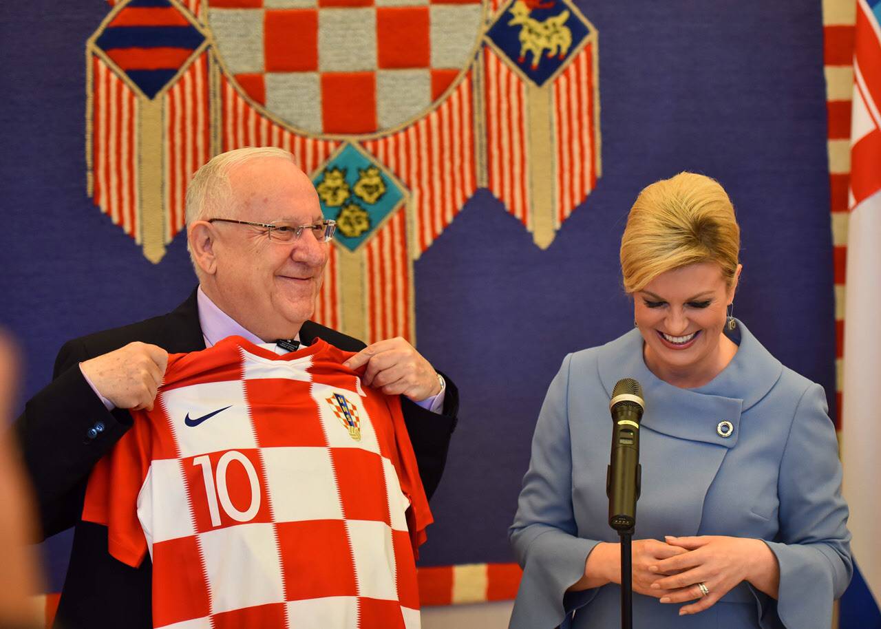 Kolinda je predsjedniku Izraela poklonila dres hrvatske repke