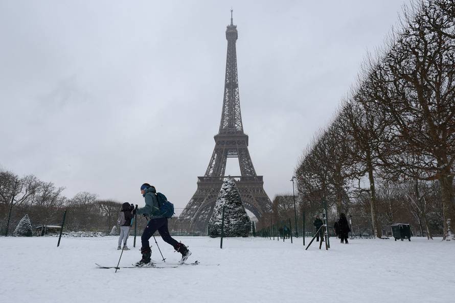 Snow and freezing temperatures in Paris