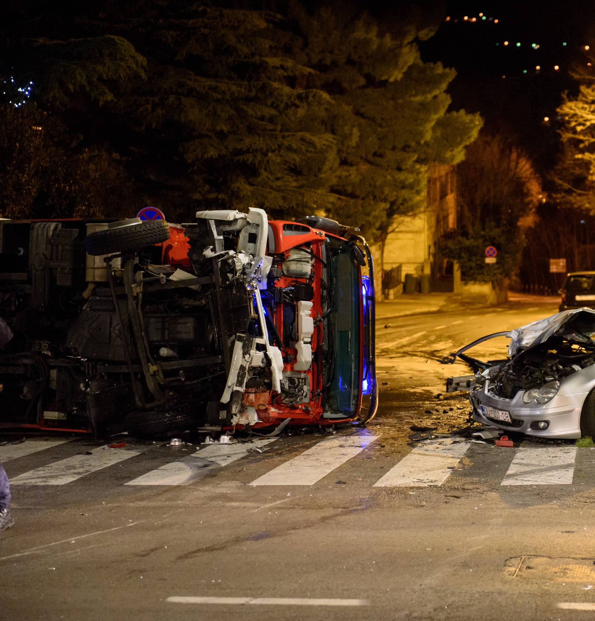 Teška nesreća u Dubrovniku: Sudarili se automobil i cisterna