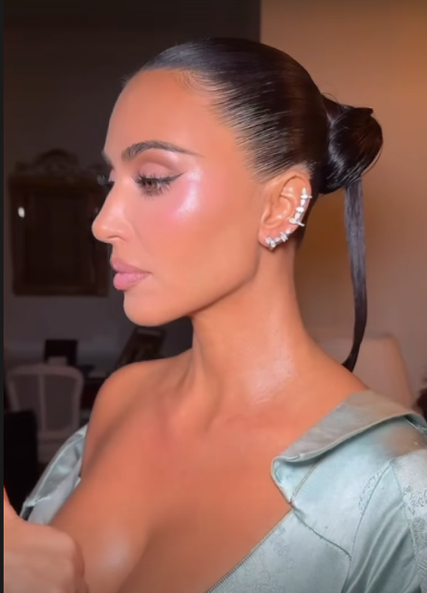 Vrući outfiti Kim Kardashian: Sve je pucalo po šavovima dok je šnajderica spašavala dekolte