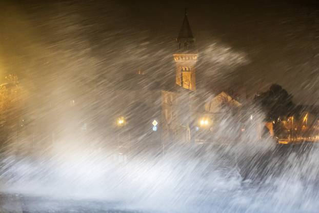 Kaštela: Ciklonalna plima poplavila rivu i okolne ulice