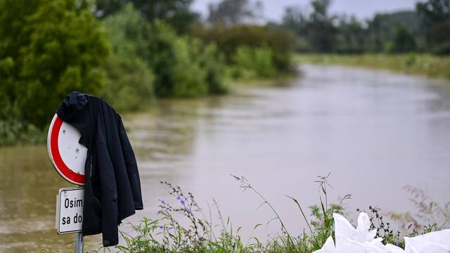 Zagreb: Stanovnici Narta Savskog pune vreće pijeska kako bi zaštitili svoje kuće od poplave