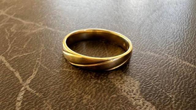 Izgubljen vjenčani prsten. Traži se vlasnik! 'Prsten sam našla ispod škrinje na benzinskoj'