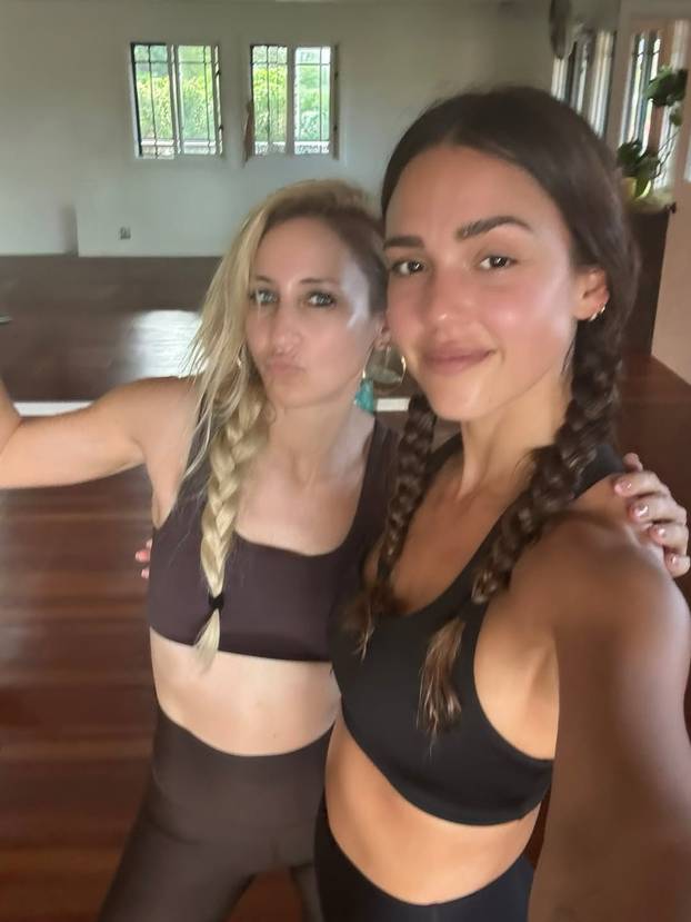 FOTO Guza u prvom planu! Alba se sunča, a muškarci uzdišu...