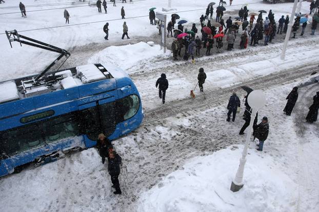 ARHIVA - Zagreb: Trg bana Jela?i?a pod snježnim pokriva?em