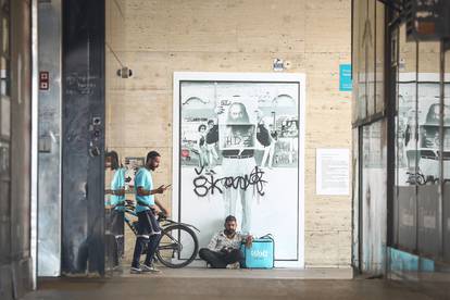 FOTO Vrućine ispraznile Zagreb. Turisti spavaju po livadama, a svi se osvježavaju i na zdencima