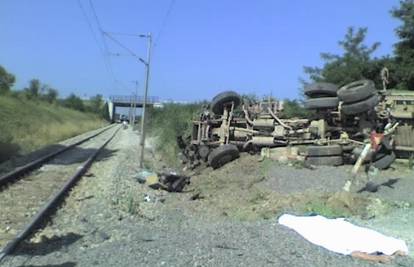 Vlak smrskao kamion na prijelazu, dvoje mrtvih