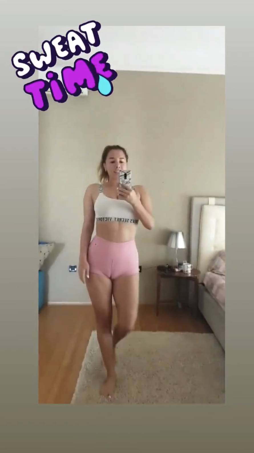 Nives pleše u vrućim hlačicama