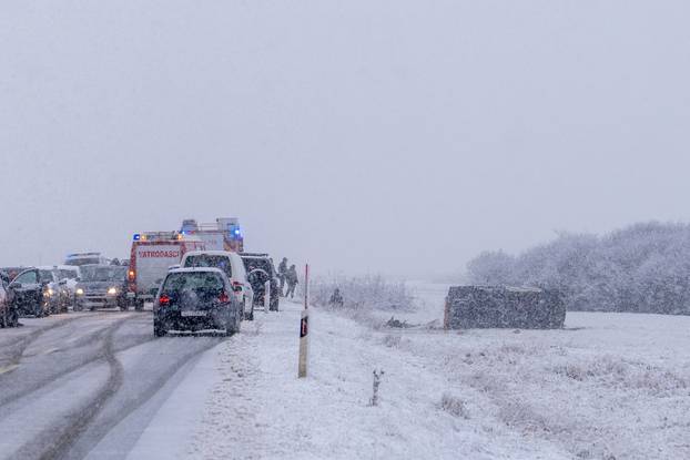 Otočac: Vatrogasci izvukli osobu koja je teretnim vozilom sletjela s ceste