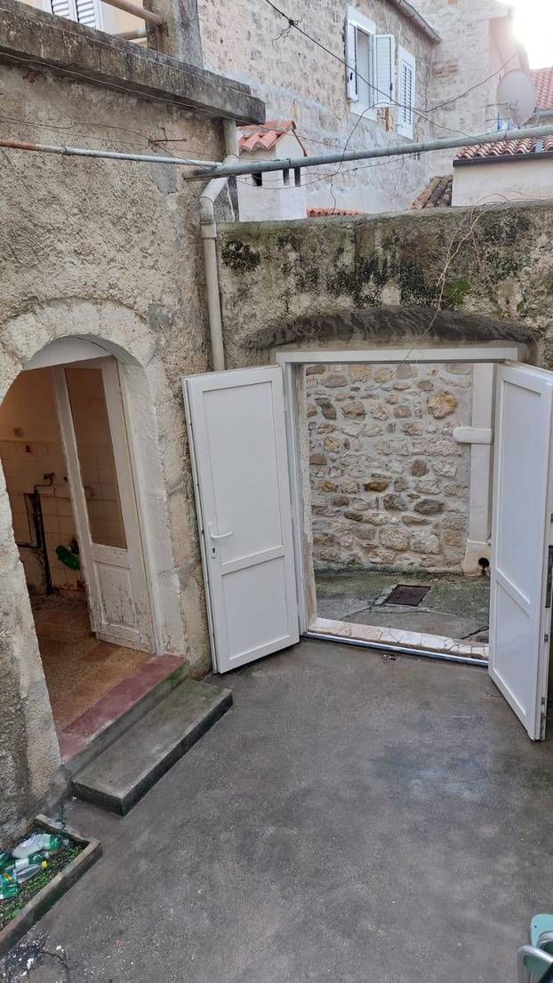 FOTO Ova kuća na Rabu ima 40 m2. Za nju traže 250.000 eura!