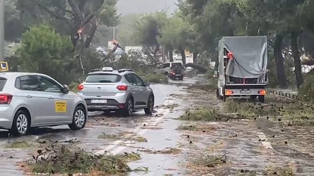 FOTO Split kao nakon tornada! Ovo je prognoza za danas: Za tri regije upalili alarm zbog oluje