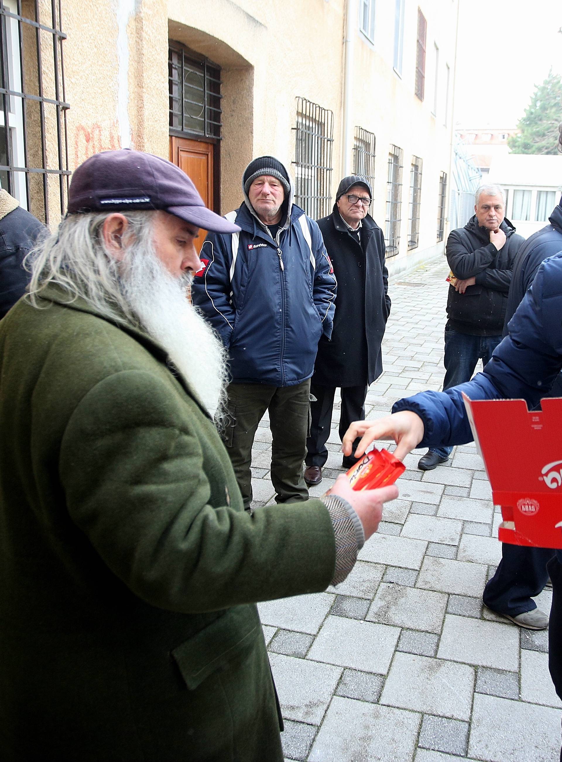 Zagreb: NogometaÅ¡i Dinama podjelili poklone i tople obroke korisnicima puÄke kuhinje