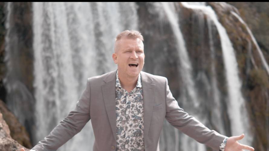 VIDEO Stipe Štrkalj debitira s emotivnom baladom 'Sanjaj' koja donosi vjeru u bolje sutra