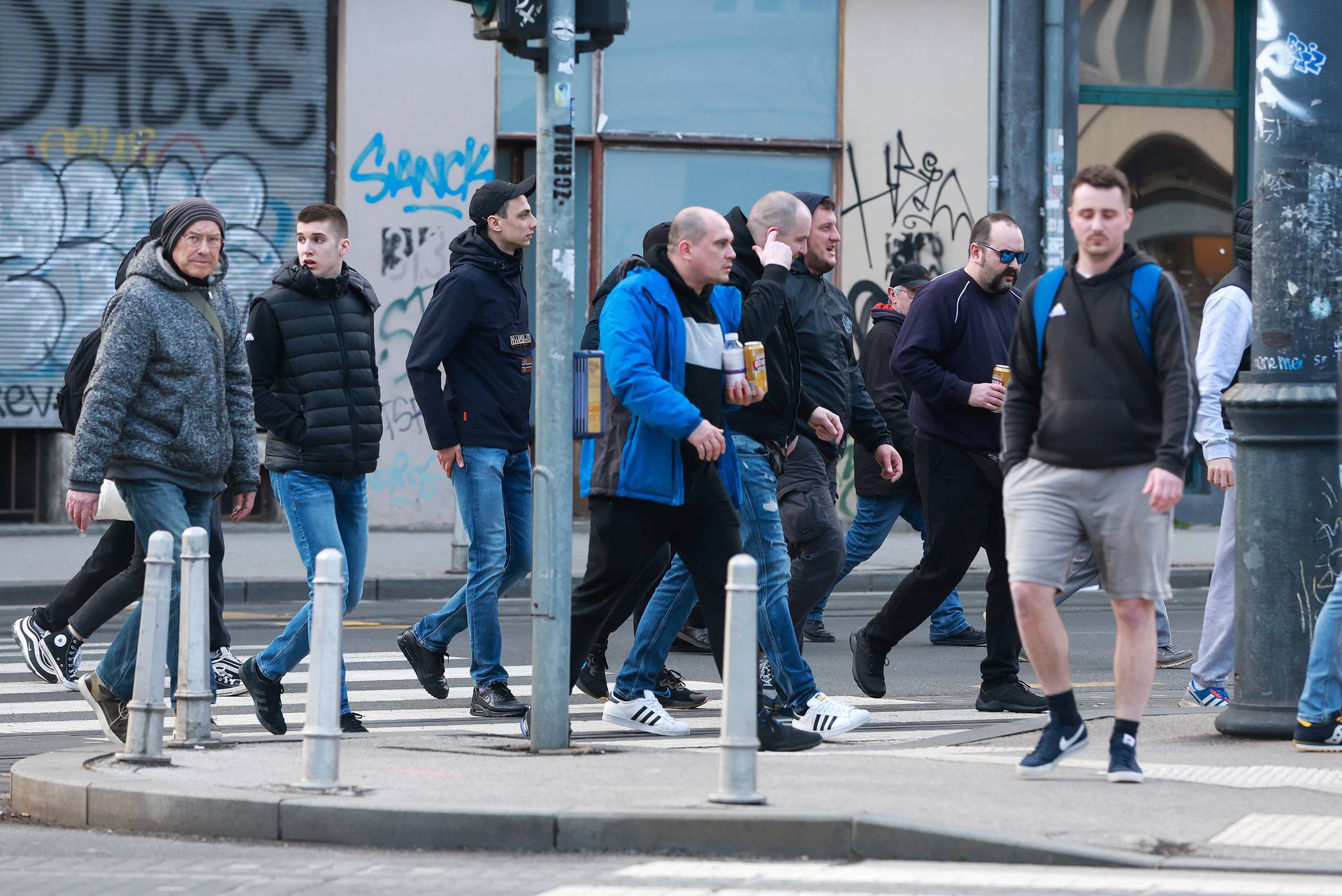 Zagreb: Bad Blue Boys počeli su se okupljati oko hotela gdje uskoro počinje skupština Dinama 