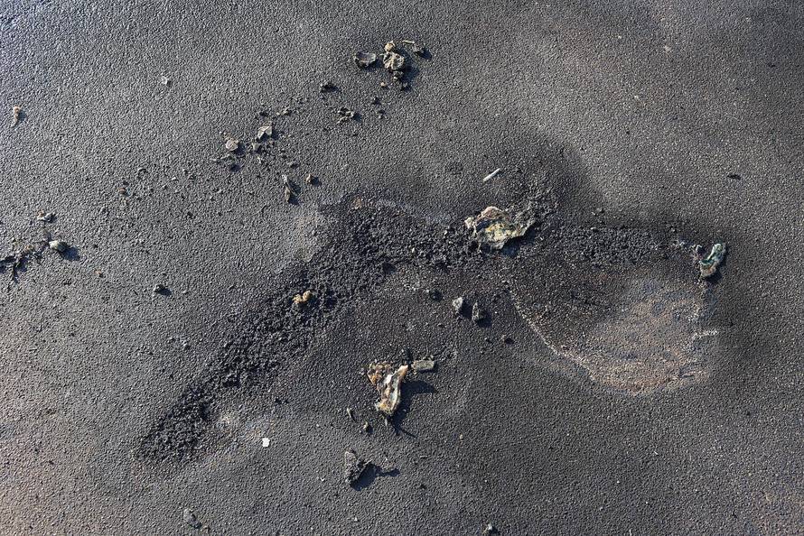 Ošte´ceno igralište OŠ Julija Klovi´ca nakon eksplozije pirotehnicke naprave