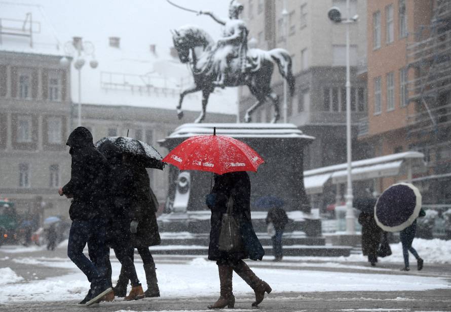 HGSS nepokretnom muškarcu kod Gračaca donio hranu i drva