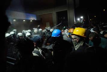 Sukob gra&dstrok;ana i policije ispred Filozofskog fakulteta u Novom Sadu