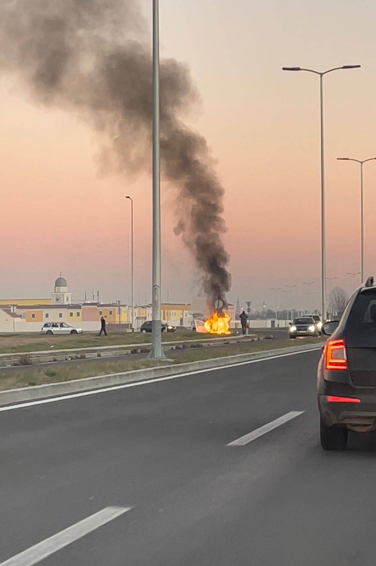 VIDEO: Zapalio se auto kod Ikee, ostala je samo olupina