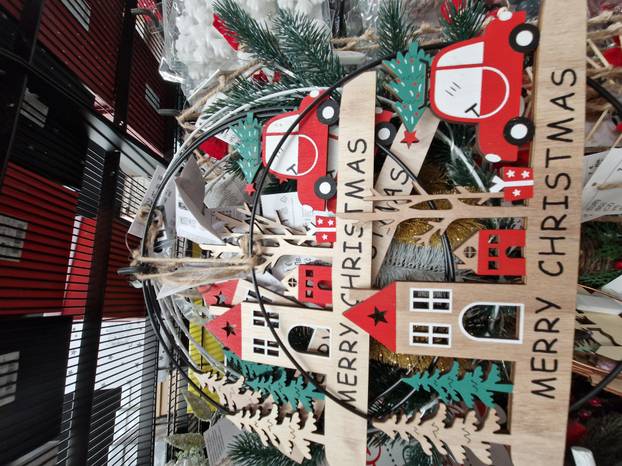 FOTO Još 92 dana do Božića, a ukrasi već stigli: Tko požuri, birat će među pravom raskoši