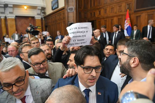 Beograd: U Skupštini Srbije došlo do fizičkog obračuna zastupnika