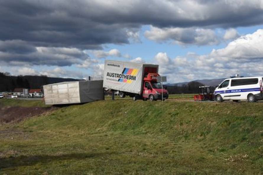 Jaki vjetar prevrnuo kamion i prikolicu kod Novog Sela