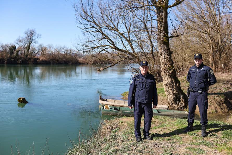 24sata Hrvatska Kostajnica: Policajci koji su prvi pronašli migrante koji su spašeni iz rijeke Une