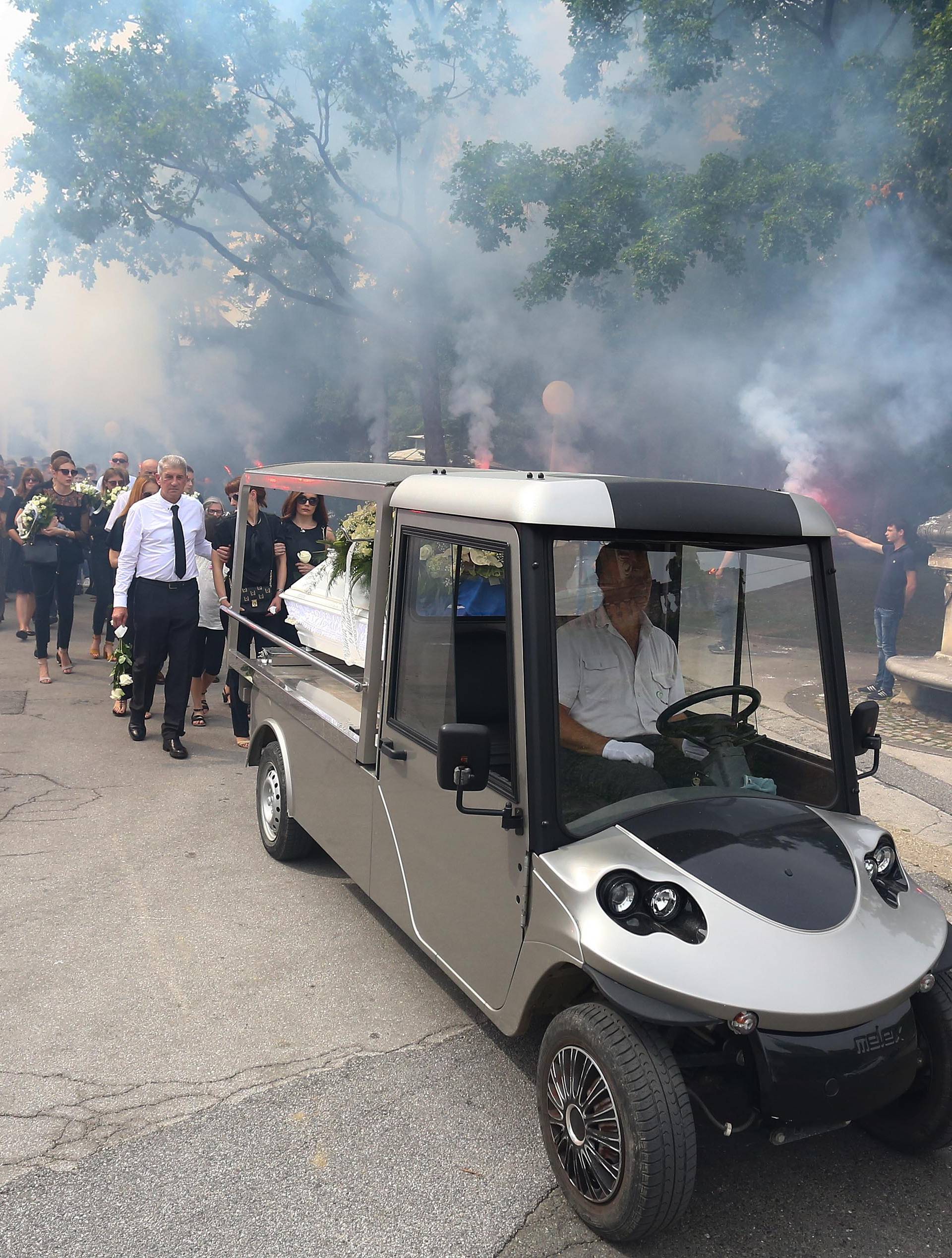 Obitelj i prijatelji oprostili se uz baklje od poginulog Oskara