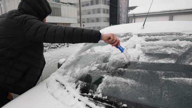 Karton, čarape i trikovi koji će pomoći u čišćenju leda s auta