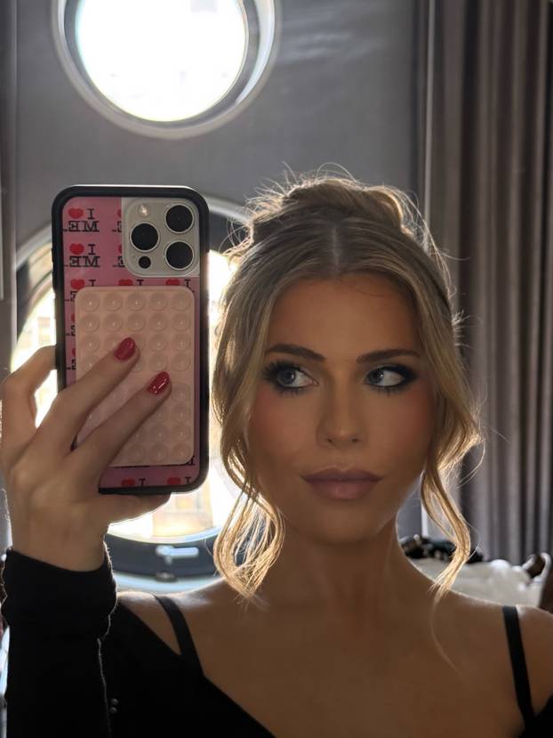 FOTO Becca Moore izazvala kaos na internetu: Iako vodi podcast, svi lude zbog njezinih fotki