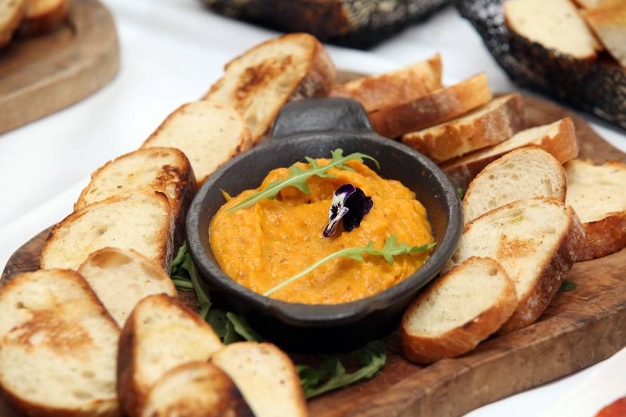 Split: U sklopu Gastro adventa Å¾upan i novinari upalili prvu adventsku svijeÄu