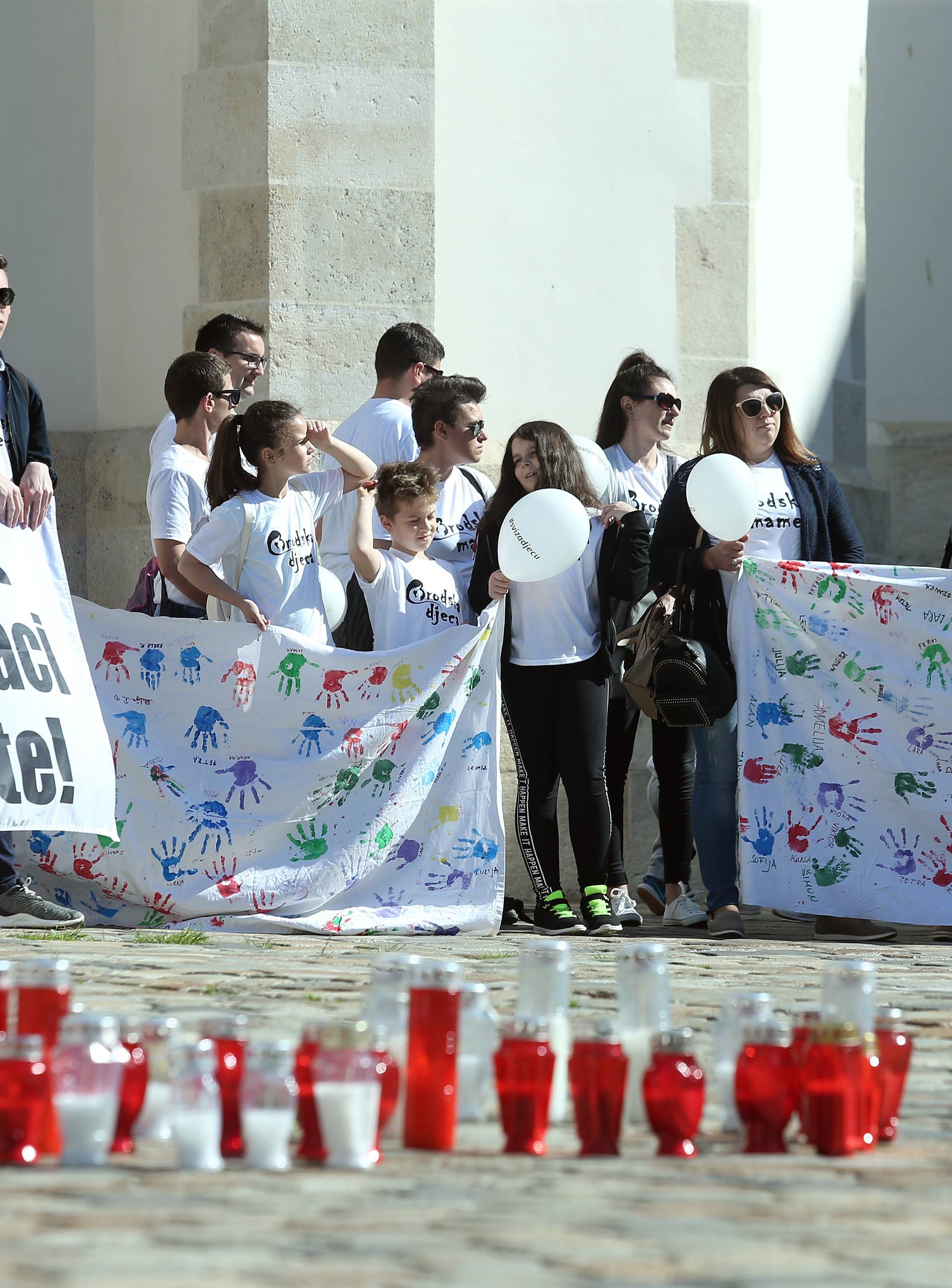 Brođani došli pred Vladu: 'Mi vas plaćamo, a vi nas trujete'