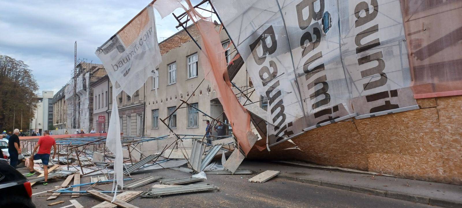 FOTO Građevinska skela srušila se sa zgrade u obnovi u Sisku