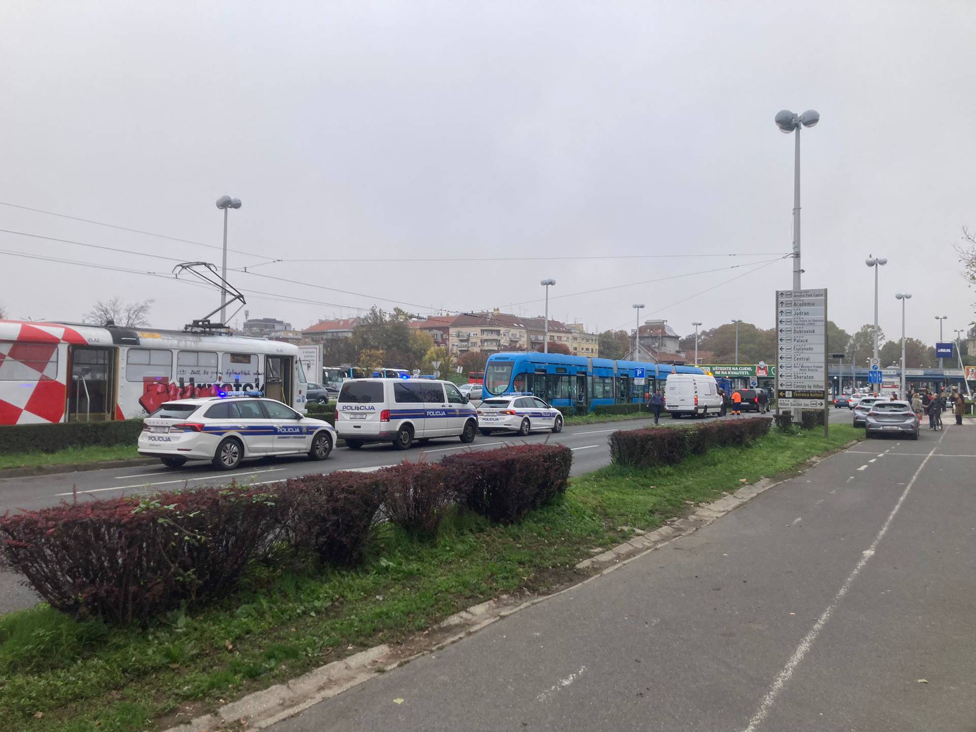 Tramvaj usmrtio pješaka kod kolodvora: 'Mladić je podletio pod tramvaj, zvali su dizalicu'