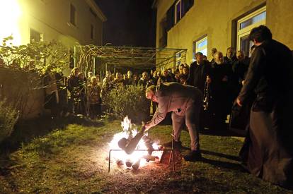 FOTO Pravoslavni vjernici diljem Hrvatske dočekuju Božić uz tradicionalno paljenje badnjaka