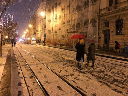 FOTO Snijeg je zabijelio i Zagreb