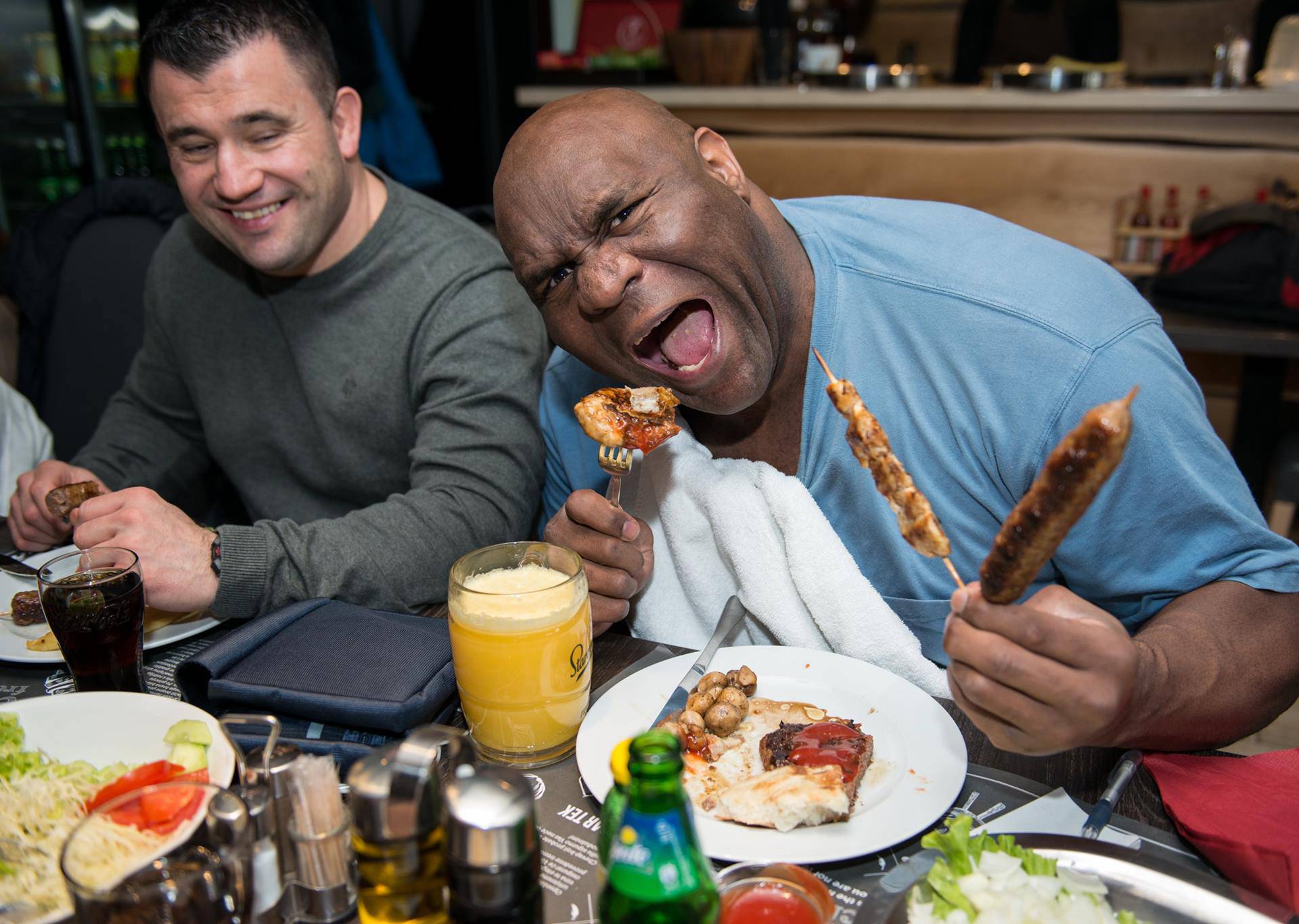 Bob Sapp bio na roštilju: Ja ću jednu platu. Dečki, što ćete vi?