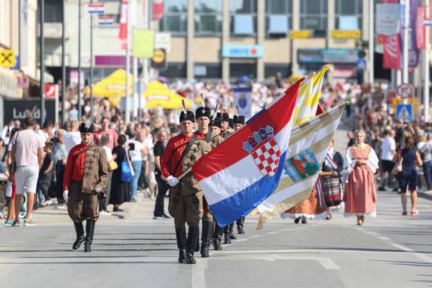 Vinkovci: Svečani mimohod sudionika 61. Vinkovačkih jeseni 