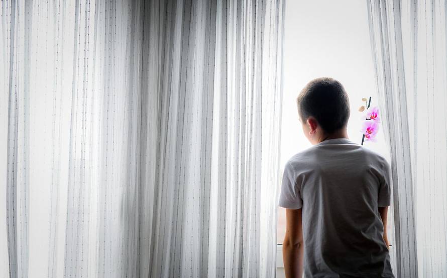 Ivano ima 12 godina, ide u peti razred, ima bijele tenisice, bicikl i Mickeyja Mousea. I autizam