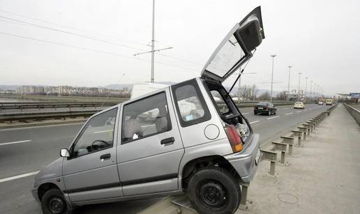 Automobilom se popeo na zaštitnu ogradu mosta